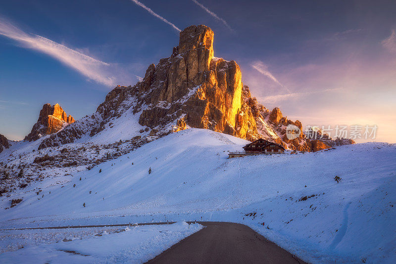 奇妙的冬季景观，帕索焦著名的Ra Gusela, Nuvolau山峰的背景，Dolomites，意大利，欧洲